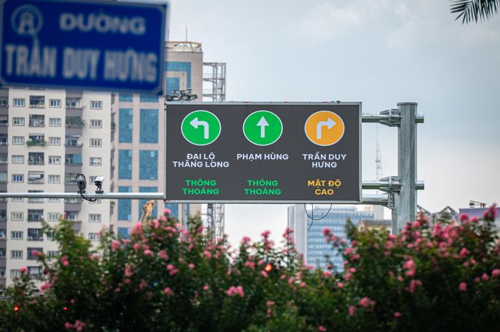  Mỗi màn hình có kích thước 4*2 m, lắp trên giá long môn. Các màn hình kết nối trực tiếp với Trung tâm Điều khiển giao thông Hà Nội, hiển thị theo thời gian thực thông tin về tình trạng ùn tắc, tai nạn, ngập lụt và các sự cố trên đường, giúp người dân chủ động lựa chọn lộ trình. 