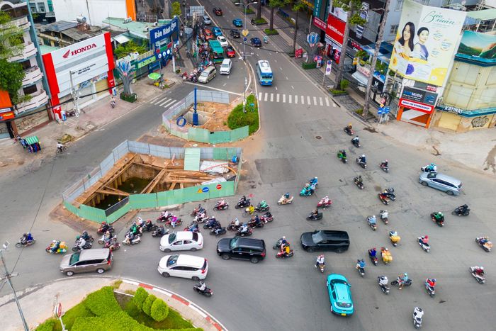  Chiều dài công trình giảm từ khoảng 268 m xuống còn 260 m, đồng thời tăng bề rộng từ 6,5 m lên 8 m. 