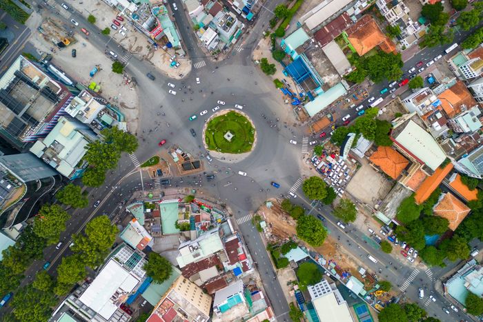  Công trường Dân Chủ là nơi giao nhau giữa 6 tuyến đường lớn, gồm: Võ Thị Sáu, Cách Mạng Tháng Tám, 3/2, Lý Chính Thắng, Nguyễn Phúc Nguyên và Nguyễn Thượng Hiền. 