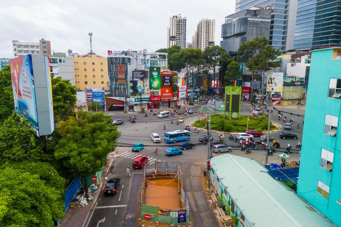  Về hướng tuyến, cầu vượt thép Công trường Dân Chủ vẫn giữ hướng kết nối từ đường Võ Thị Sáu sang đường 3/2 như phương án được duyệt trước đây. Trong ảnh là góc nhìn từ trên cao của tuyến đường Võ Thị Sáu hướng về đường 3/2. 
