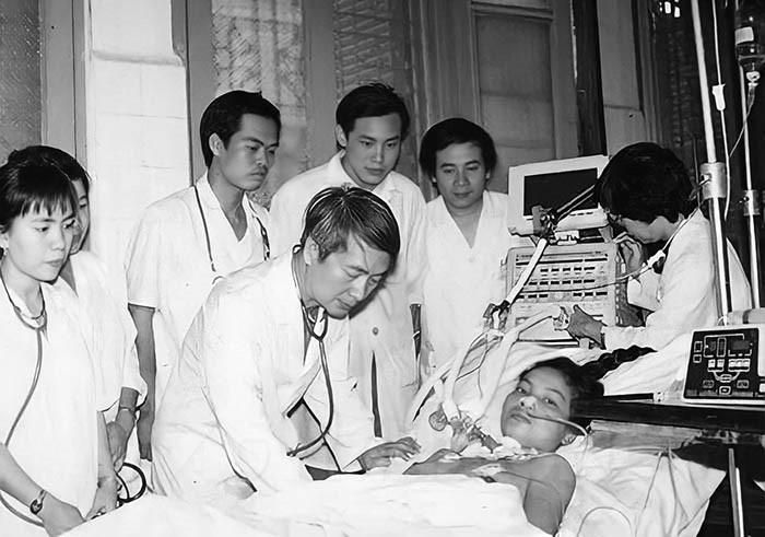  Giáo sư Vũ Văn Đính thăm khám bệnh nhân thời còn công tác. Ảnh tư liệu. 