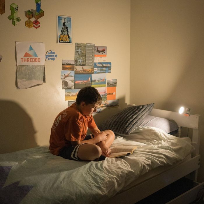  Ethan không được phép dùng mạng xã hội vì chưa đủ tuổi. Ảnh: New York Times.