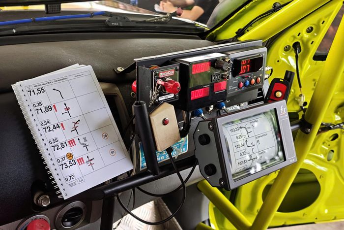  Bên ghế phụ là bộ trang bị dành riêng cho đua xe Rally gồm road book và đồng hồ chuyên dụng (Trip master). 