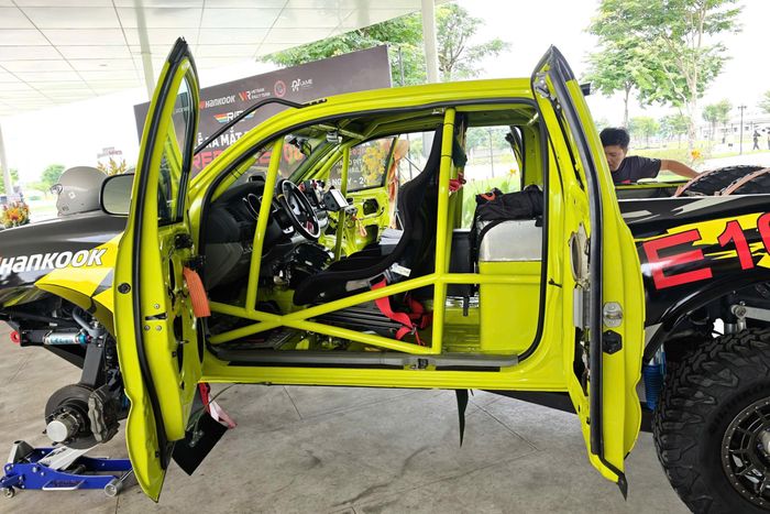  Với đặc thù của bộ môn rally, lái chính sẽ cần kỹ năng điều khiển xe, xử lý tình huống trên đường tốt, trong khi lái phụ sẽ đóng vai trò hoa tiêu chỉ đường và đưa ra những quyết định trên đường đua. Toyota Tacoma được lựa chọn là xe thi đấu của đội Redline 108. Toàn bộ chi phí cho đội đua là khoảng 5 tỷ đồng. 