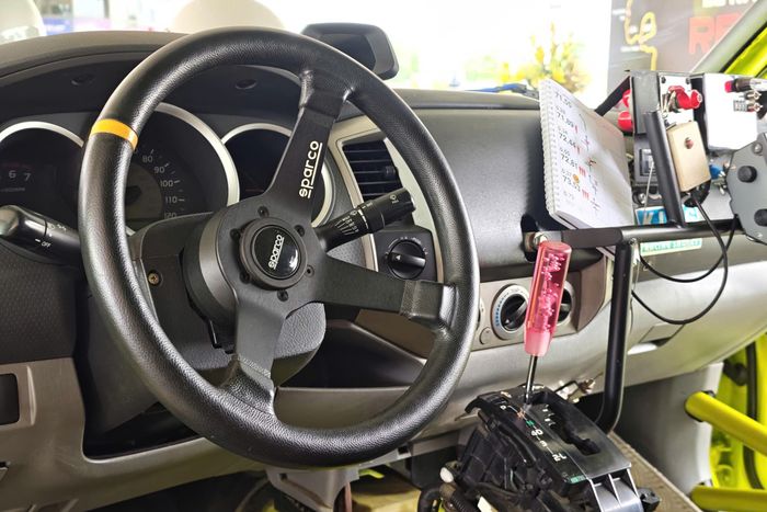  Vô lăng thương hiệu Sparco thiết kế đơn giản không có nút bấm. 