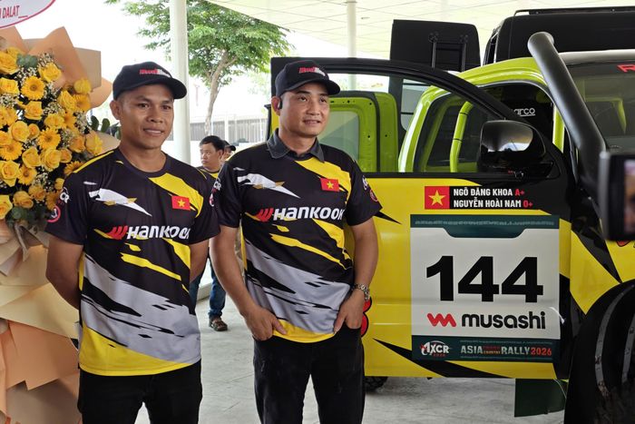  Việt Nam năm nay có 2 đội đua tham dự, trong đó đội Redline 108 từ TP.HCM tham vọng sẽ có thành tích tốt khi lựa chọn hạng mục xe xăng. Hai tay đua từ Redline 108 tham dự AXCR 2026 là lái chính Ngô Đăng Khoa và lái phụ Nguyễn Hoàng Nam. 