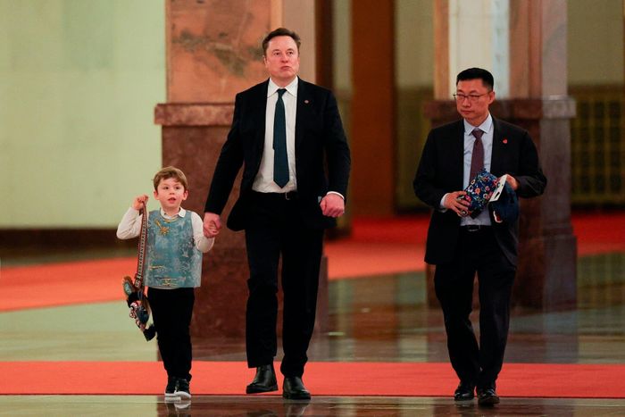  Tỷ phú Elon Musk đưa con trai X Æ A-Xii tới Đại lễ đường Nhân dân ở Bắc Kinh, Trung Quốc, ngày 14/5. Ảnh: New York Times.