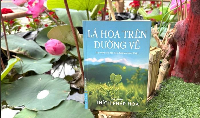 Sách Lá hoa trên đường về của Sa môn Thích Pháp Hòa. 