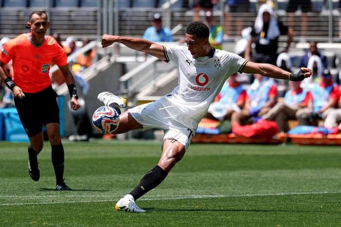 Trái với suy nghĩ về sự cạnh tranh, Jude và Jobe có mối quan hệ thân thiết, gần gũi. Tại FIFA Club World Cup 2025, Jobe ghi bàn cho Dortmund. Một ngày sau, Jude cũng lập công trong màu áo Real Madrid. “Từ hôm qua, ai cũng bảo em trai giỏi hơn tôi, nên hôm nay tôi phải làm gì đó. Giờ tỷ số là 1-1, hãy chờ xem phần còn lại của giải đấu”, Jude hài hước nói với BBC ở thời điểm đó.