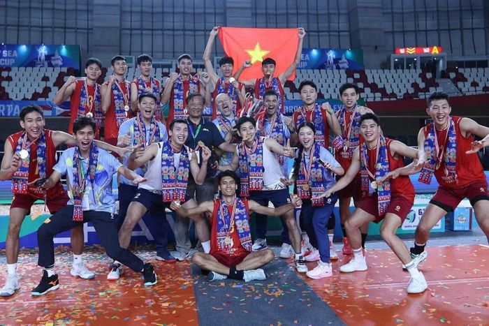  Thái Linh chia vui cùng đội tuyển trong ngày lên ngôi vô địch. 