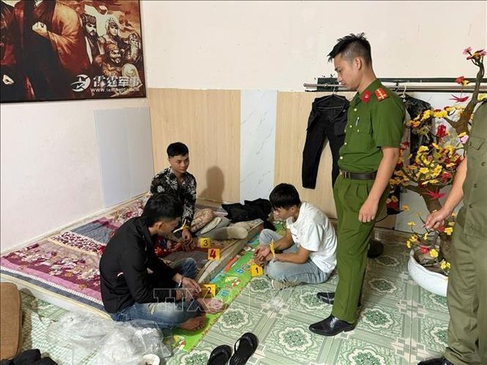 Hiện trường các đối tượng sử dụng trái phép chất ma túy tại nhà trọ thuộc Khu công nghiệp Đông Phố Mới, phường Lào Cai. Ảnh: TTXVN.