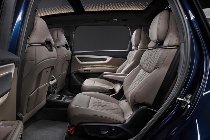  Khách hàng có thể nâng cấp tùy chọn ghế trước Sports Seat Plus với chức năng thông gió và massage, bên cạnh việc chuyển đổi giữa cấu hình 7 chỗ tiêu chuẩn sang cấu hình 6 chỗ với hàng ghế thứ hai thương gia điều khiển điện. 