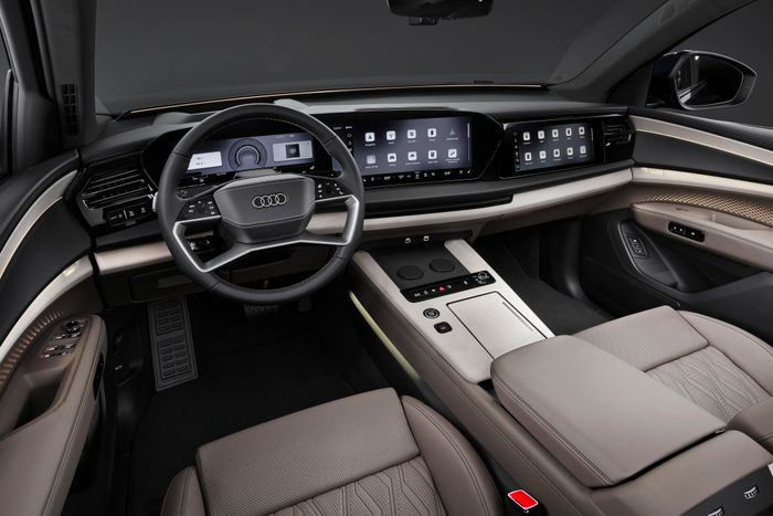  Nội thất Audi Q9 được thiết kế hiện đại với 3 màn hình gồm bảng đồng hồ kỹ thuật số Audi Virtual Cockpit 12.3 inch, màn hình cảm ứng trung tâm MMI 14.5 inch và màn hình giải trí cho hành khách phía trước 12.3 inch. 
