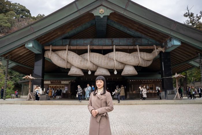  Marie Kondo, nữ tác giả sách và nhà tư vấn sắp xếp nội thất người Nhật Bản, chụp ảnh trước đền thờ Izumo Taisha, tỉnh Shimane, Nhật Bản. Ảnh: Marie Kondo. 