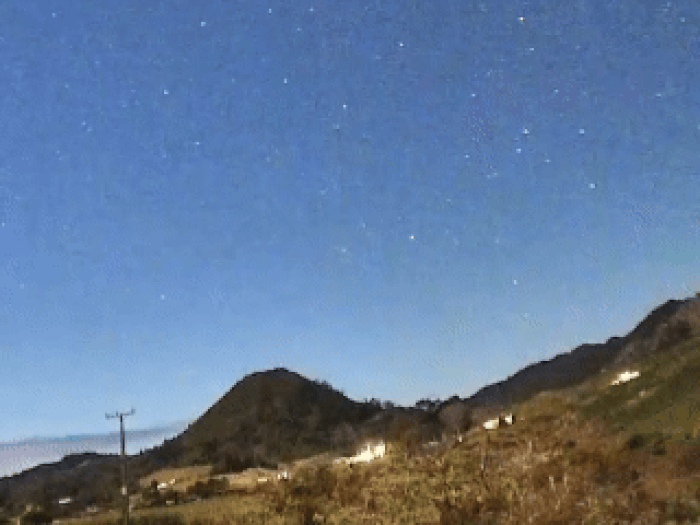 Hình ảnh quả cầu lửa được camera an ninh gia đình ghi lại sau khi một thiên thạch được cho là đã chiếu sáng bầu trời New Zealand. Ảnh: Guardian.