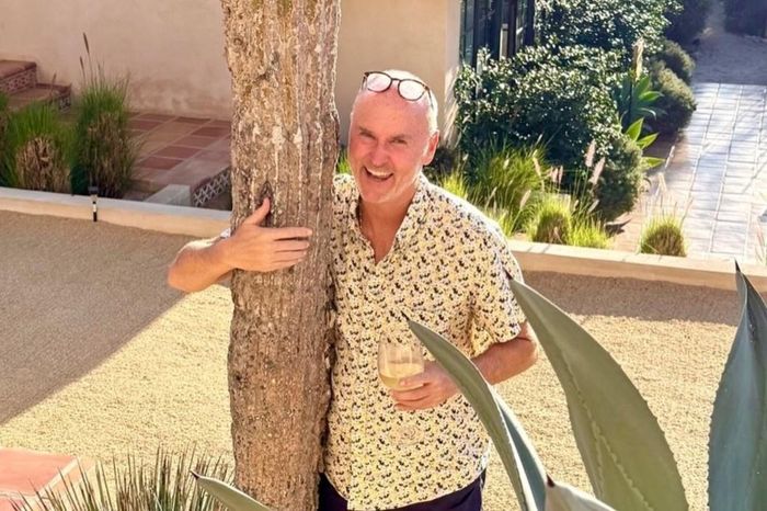  Chip Conley là tác giả cuốn "Learning to Love Midlife: 12 Reasons Why Life Gets Better with Age" (Học cách yêu tuổi trung niên: 12 lý do cuộc sống trở nên tốt đẹp hơn khi ta già đi). Ảnh: @chipconley/Instagram. 