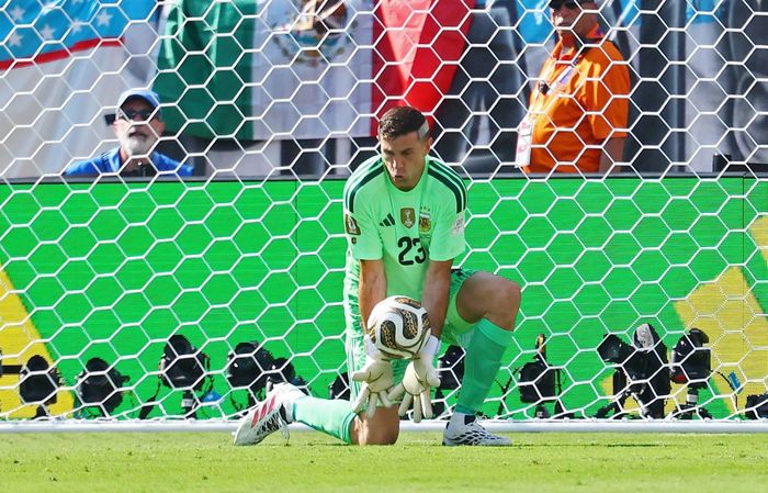  Dibu có màn thể hiện xuất thần trong trận chung kết World Cup 2026. Ảnh: Reuters. 