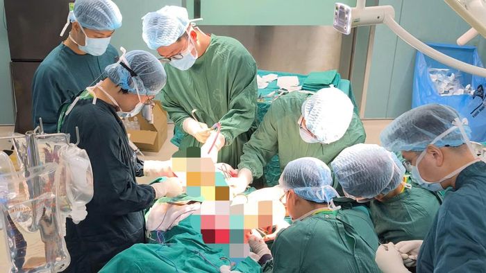 Ê-kíp bác sĩ phẫu thuật cho bệnh nhân.