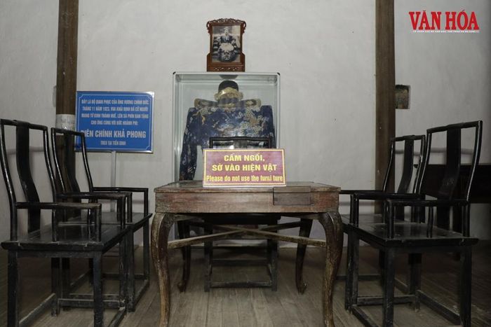 Bức hoành phi "Biên chính khả phong" được vua Khải Định ban tặng năm 1923 và phòng họp bàn tại khu vực hậu dinh hiện vẫn lưu giữ bộ quan phục do triều đình phong kiến ban tặng