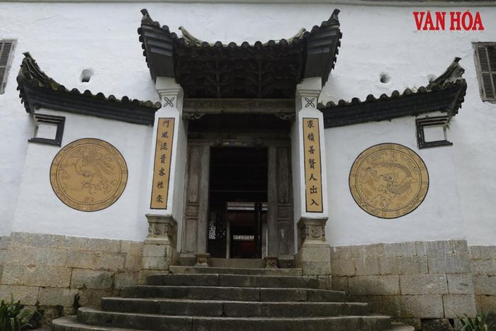 Cửa chính của dinh thự