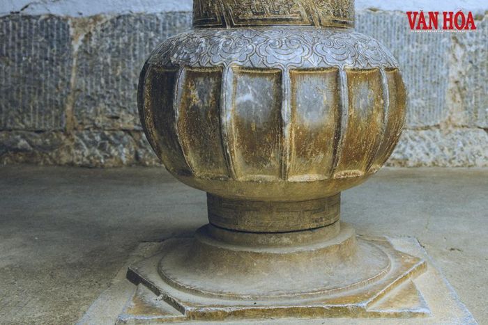 Chân cột đá mô phỏng theo hình quả anh túc, được đánh bóng bằng 900 đồng bạc trắng Đông Dương (tương đương khoảng 1 tỉ đồng)