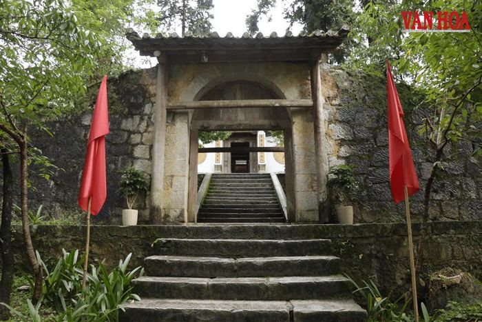 Lối vào dinh thự với hàng rào tường đá bao quanh