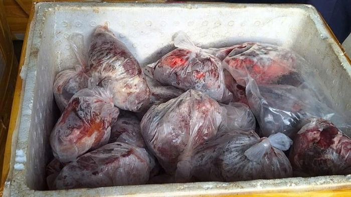 Số thịt heo và xương đùi gà có dấu hiệu xuống cấp, chuyển màu, bốc mùi hôi thối, không còn bảo đảm các điều kiện về an toàn thực phẩm