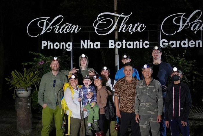 Một tour xem thú vào ban đêm ở Quảng Trị. Ảnh: Lương Thành
