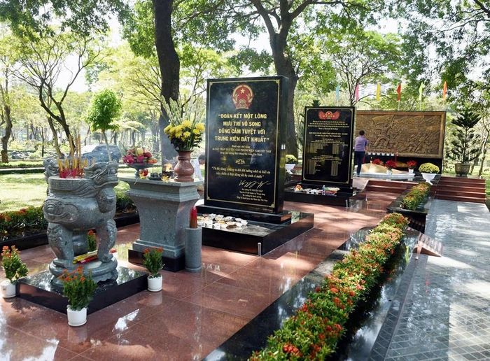 Không gian Bia tưởng niệm cán bộ, chiến sĩ Biệt động Sài Gòn - Gia Định trong khuôn viên Nghĩa trang Liệt sĩ TP.HCM
