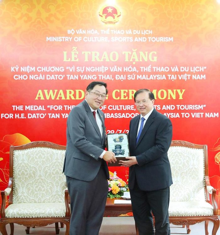 Thứ trưởng Tạ Quang Đông tặng quà lưu niệm Đại sứ Dato’ Tan Yang Thai