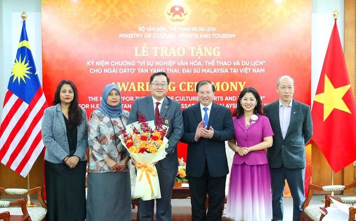 Các đại biểu chụp ảnh lưu niệm