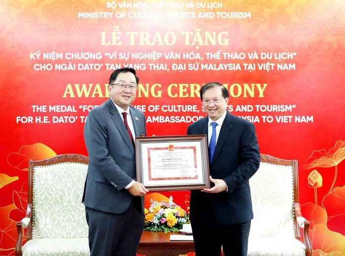 Thứ trưởng Tạ Quang Đông trao Kỷ niệm chương “Vì sự nghiệp Văn hóa, Thể thao và Du lịch” cho Đại sứ Dato’ Tan Yang Thai