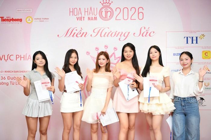 Ngay từ sáng sớm, đông đảo thí sinh đã có mặt tại địa điểm sơ khảo để hoàn tất thủ tục và chuẩn bị bước vào vòng tuyển chọn