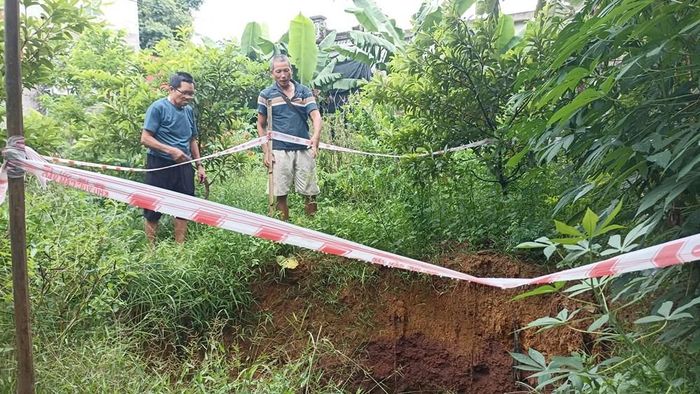 Hố sụt, lún bất thường tại thôn Sào Lâm, xã Thanh Sơn khiến người dân bất an