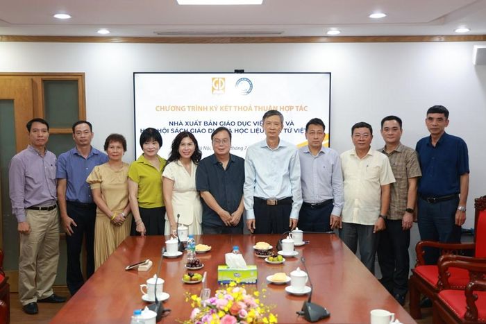 Đại diện NXBGDVN và đại diện Hiệp hội Sách giáo dục và Học liệu điện tử Việt Nam