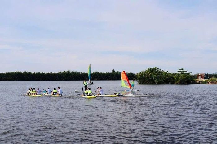 Trải nghiệm thuyền buồm và kayak trên sông