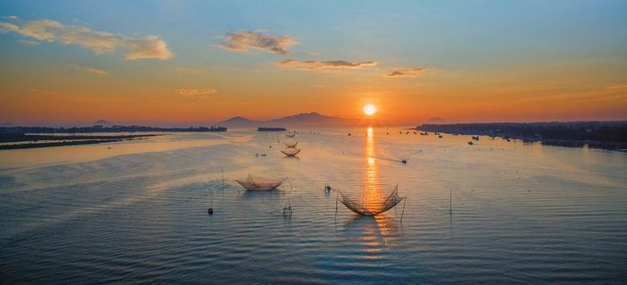 Du khách có thể xem trình diễn vãi chài, thưởng ngoạn vẻ đẹp của dòng sông