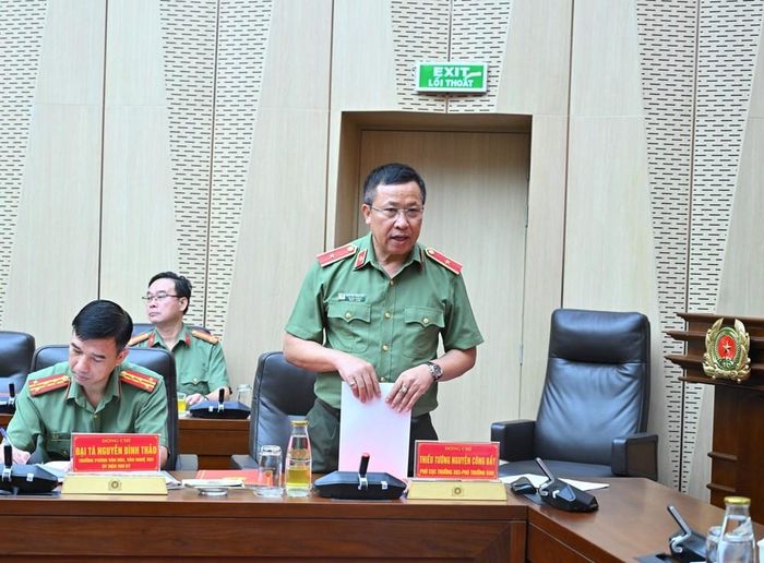 Thiếu tướng Nguyễn Công Bẩy, Phó Cục trưởng Cục Công tác Chính trị, Phó Trưởng Ban Chỉ đạo trình bày Báo cáo tại phiên họp