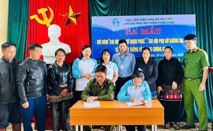 Các thành viên ký cam kết thực hiện mô hình “Chi hội phụ nữ hạnh phúc - phụ nữ không ma túy” tại thôn Phìn Chải