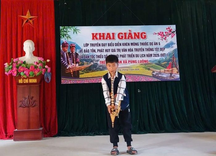Học viên nhí thôn Làng Sang say mê thể hiện kỹ thuật thổi khèn ngay tại lớp tập huấn