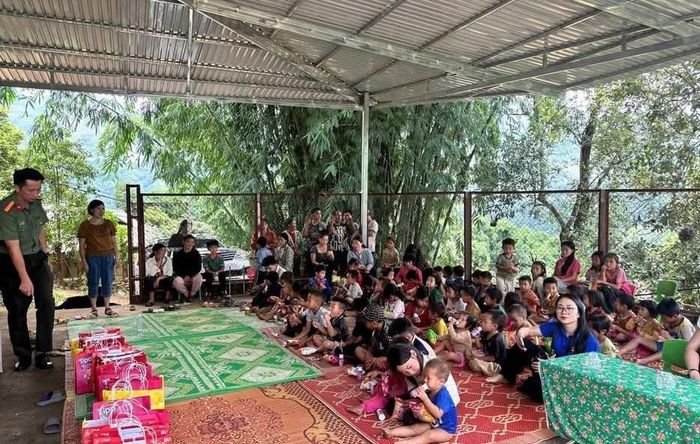 Niềm vui của cô và trò điểm trường Po Mậu dưới mái che mới