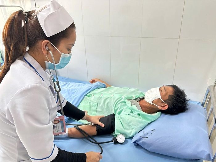 Bệnh nhân nghi ngộ độc thực phẩm do ăn bánh mì được điều trị tại Bệnh viện Đa khoa Lâm Đồng