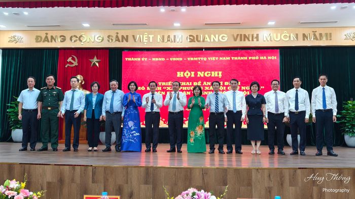 Bí thư Thành ủy Hà Nội Trần Đức Thắng và các đại biểu tham dự "Hội nghị triển khai đề án thí điểm mô hình xã, phường xã hội chủ nghĩa trên địa bàn Thủ đô" tại xã Phúc Thịnh ngày 16/7