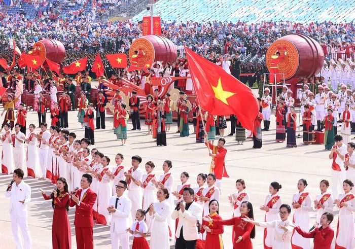 Chương trình nghệ thuật chào mừng tại Lễ Kỷ niệm, diễu binh, diễu hành 80 năm Cách mạng tháng Tám và Quốc khánh 2/9. Ảnh: TTXVN