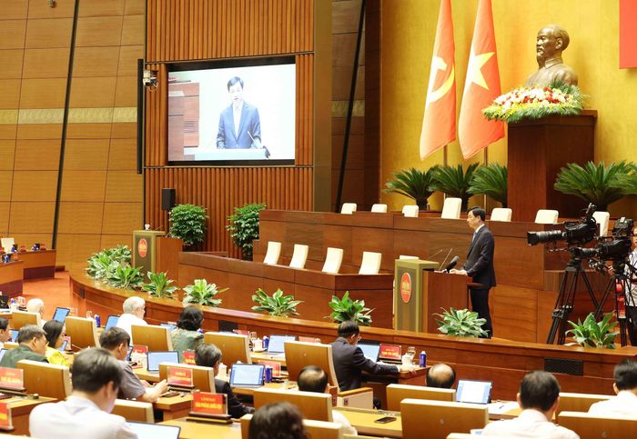 Đồng chí Nguyễn Duy Ngọc, Ủy viên Bộ Chính trị, Bí thư Trung ương Đảng, Trưởng ban Tổ chức Trung ương giới thiệu hai Chuyên đề: “Kết luận về tiếp tục hoàn thiện, vận hành hiệu quả mô hình tổ chức tổng thể của hệ thống chính trị, mô hình chính quyền địa phương 2 cấp” và “Về sửa đổi, bổ sung Quy định số 20-QĐ/TW, ngày 08/4/2026 của Ban Chấp hành Trung ương về thi hành Điều lệ Đảng”. Ảnh: Phương Hoa – TTXVN