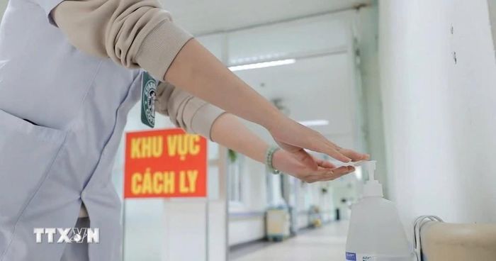 Bộ Y tế khuyến cáo người dân chủ động thực hiện các biện pháp phòng bệnh, theo dõi sức khỏe và đến cơ sở y tế khi có dấu hiệu bất thường. Ảnh: TTXVN