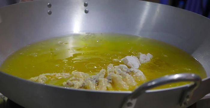 Việc chế biến món ăn tại chỗ tạo điểm nhấn trải nghiệm cho khách tham quan. Ảnh: Nguyễn Hằng - TTXVN