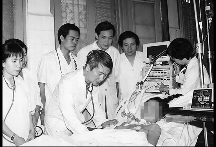 GS Vũ Văn Đính thăm khám bệnh nhân thời còn công tác. Ảnh: BVCC