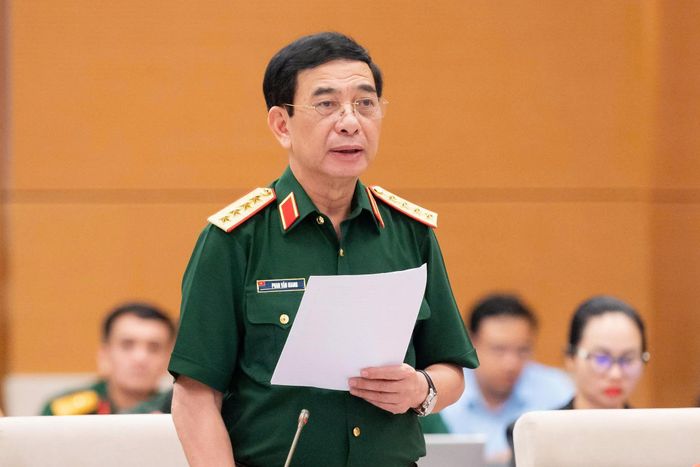 Đại tướng Phan Văn Giang, Phó Thủ tướng Chính phủ, Bộ trưởng Bộ Quốc phòng phát biểu tiếp thu ý kiến của các thành viên Ủy ban Thường vụ Quốc hội
