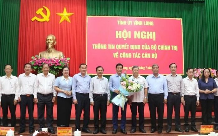 Tỉnh ủy Vĩnh Long chúc mừng tân Phó Bí thư Thường trực Tỉnh ủy Nguyễn Mạnh Hùng - Ảnh: VGP